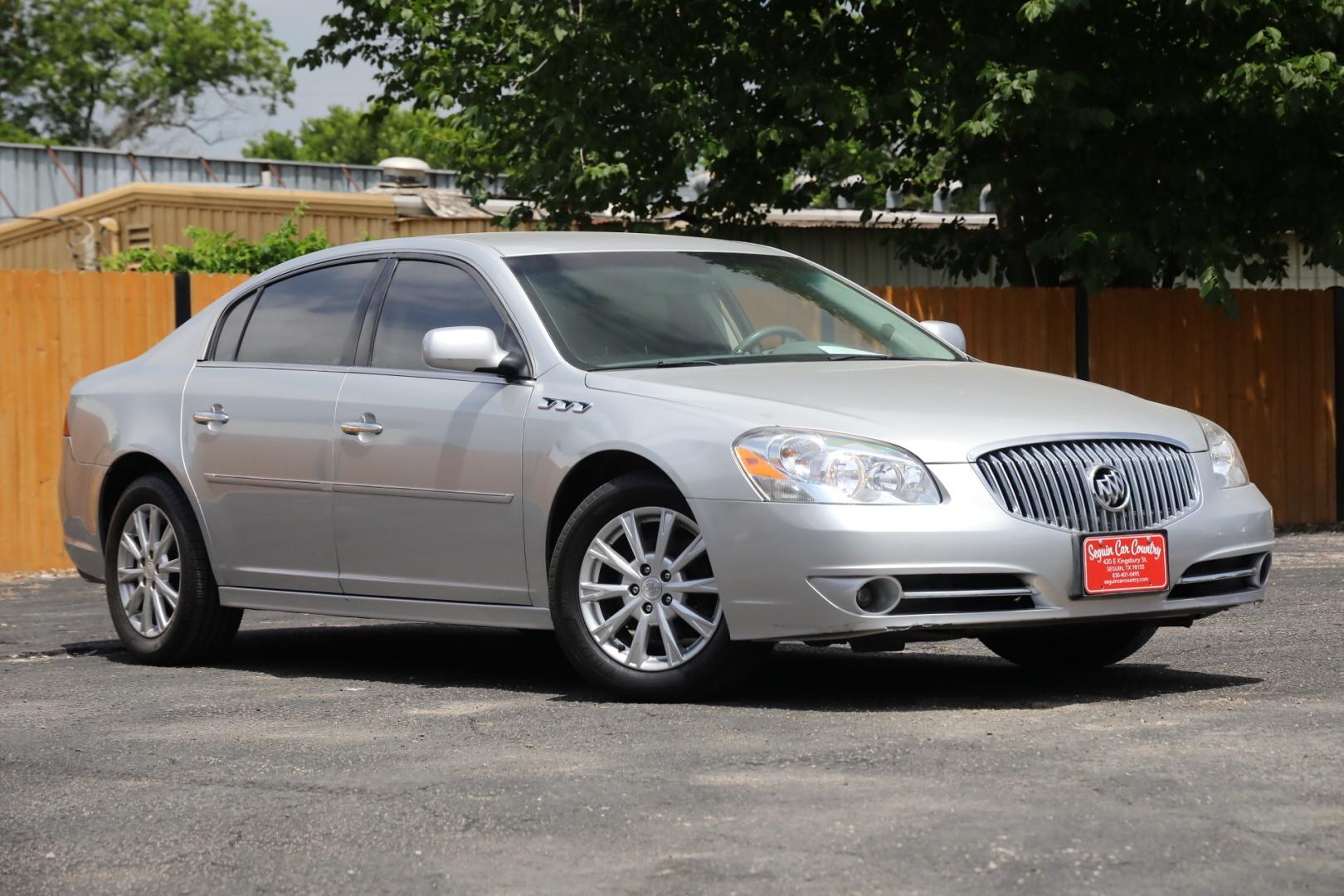 2011 SILVER BUICK LUCERNE CXL (1G4HC5EM1BU) with an 3.9L V6 OHV 12V engine, 4-SPEED AUTOMATIC transmission, located at 420 E. Kingsbury St., Seguin, TX, 78155, (830) 401-0495, 29.581060, -97.961647 - Photo#0